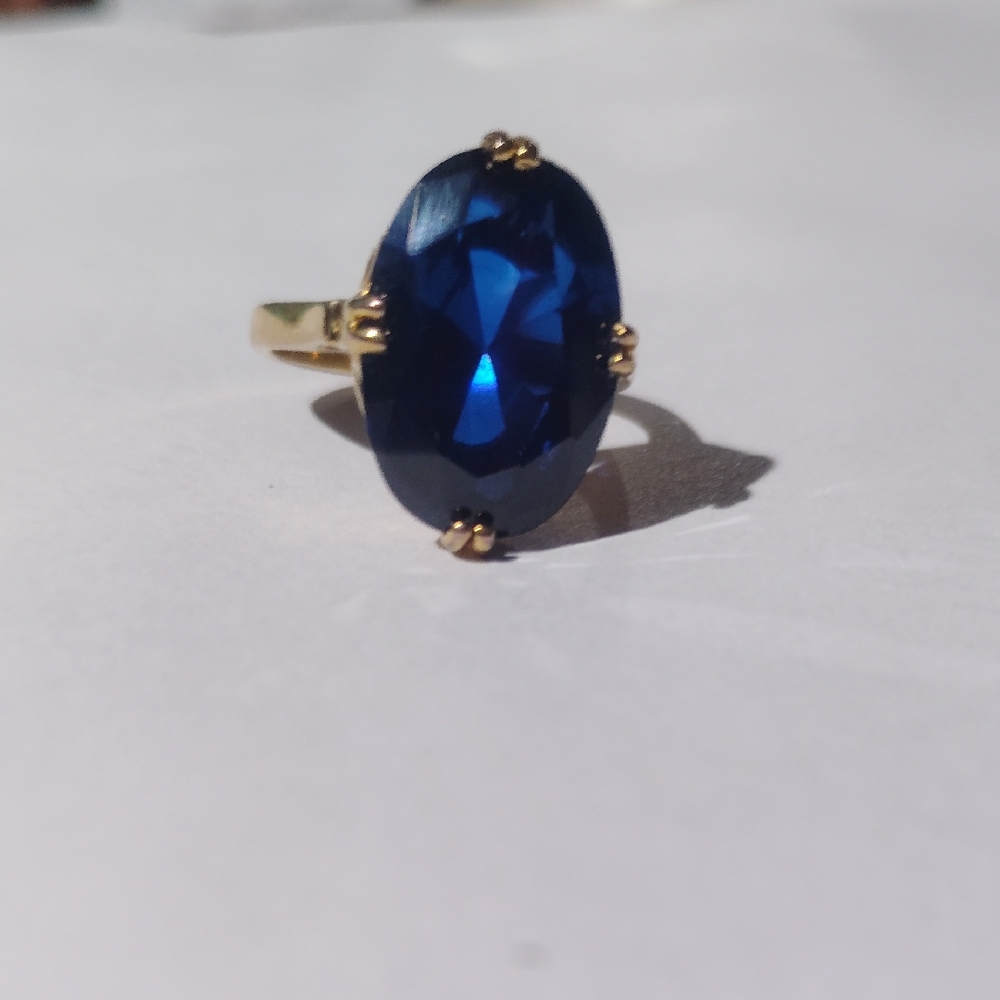 Women's Antique Blue Saffire Ring Set In An 18k Gold Band